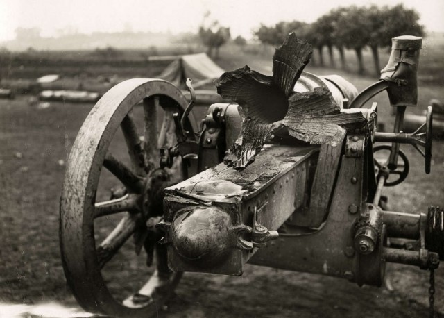 Орудие взорванное отступавшими русскими войсками 1915 г.