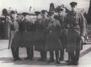 Апрель  1971 года. ПХД  в ДОУП. Слева направо:  Вавилов,Гунькин, Трутнев, Шелухин, Виклов, Баринов, Потатуев. 7-я батарея, выпсук 1971 г