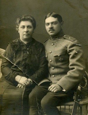 Выпускник 1916 года Виктор Васильевич Журин, с матерью